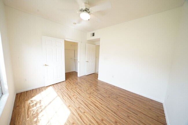 Building Photo - SHOWINGS AVAILABLE NOW