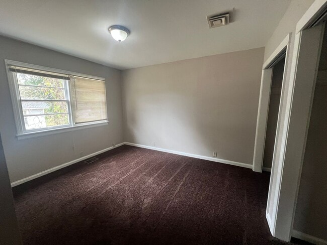 Building Photo - 3 bedroom 1 bathroom single level home