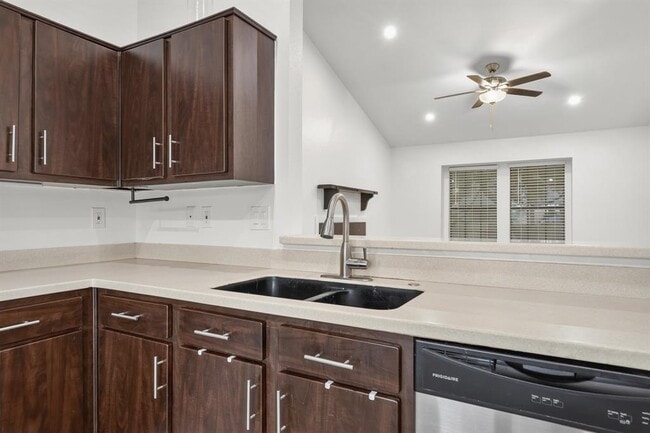 Building Photo - 1411 Gracy Farms Ln