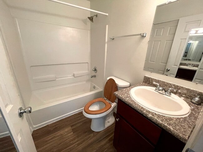 Building Photo - Fantastic 1 Bedroom Apartment in St Johns with Updated Kitchen