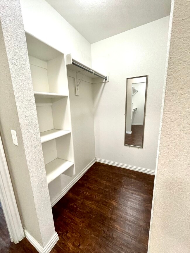 Building Photo - 4820 Lakeshore Dr