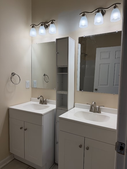 Building Photo - 204 Hutchinson Ln