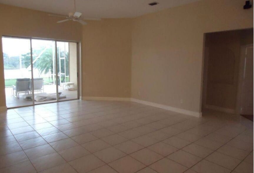 Building Photo - 895 SW Lake Charles Cir