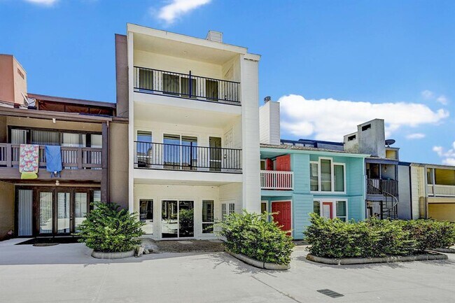 Building Photo - 2022 Lakewood Ct