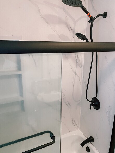 Full Bathroom - 68 Salem Walk