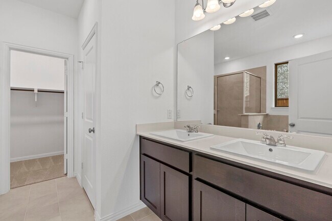 Building Photo - 2227 Lantana Dr