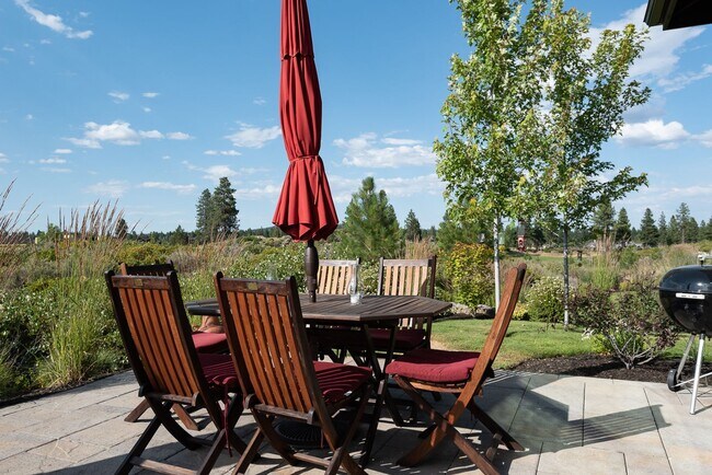 Building Photo - Tetherow!! Amazing Townhome that is fully ...