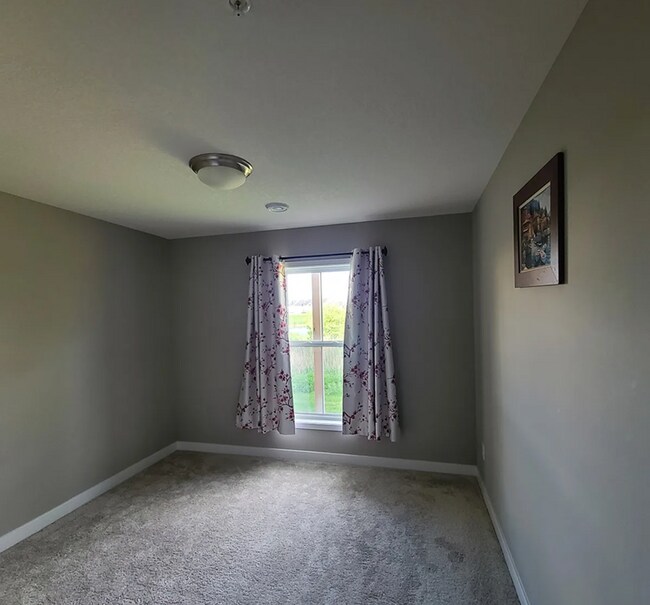 Building Photo - Beautiful 4bed 3.5bath End Unit Townhome With Walk-Out Basement!
