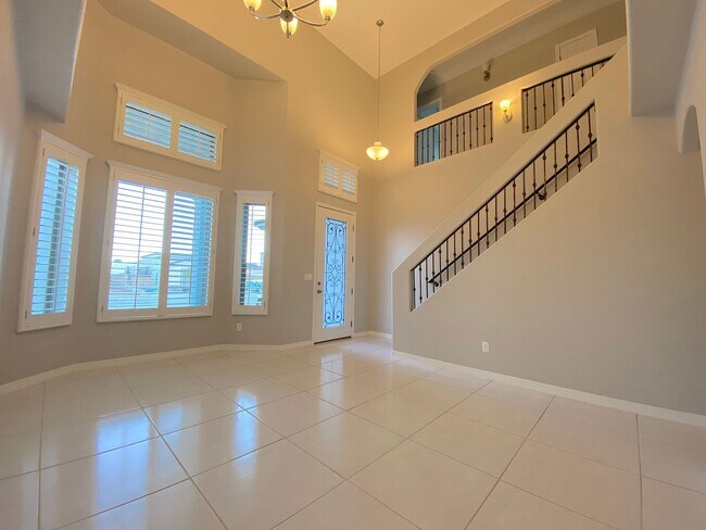 Building Photo - Spacious 4 Bedroom Refrig A/C Home