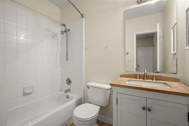 Building Photo - 712 W 21st St