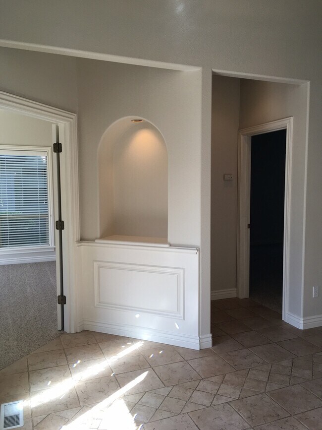 Building Photo - 576 E Riverchase Way