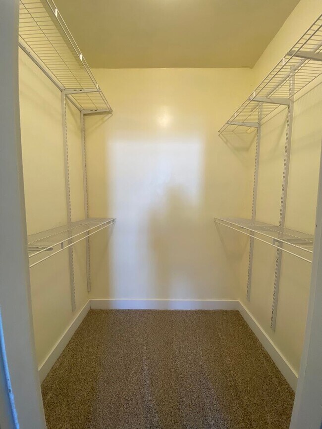 Building Photo - Spacious 3br house with off street parking