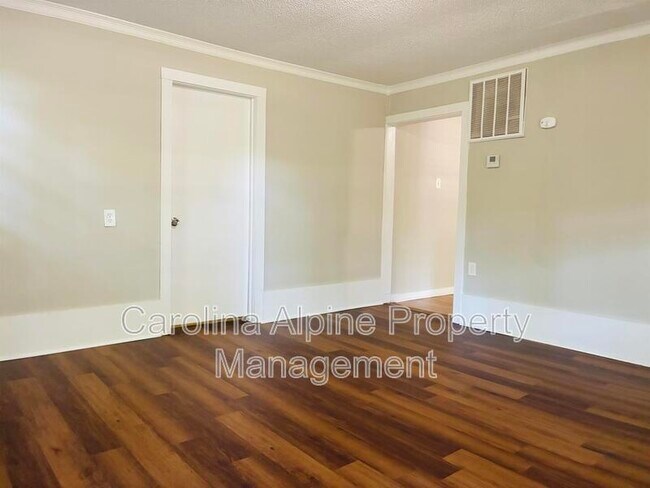 Building Photo - 407 Digh St