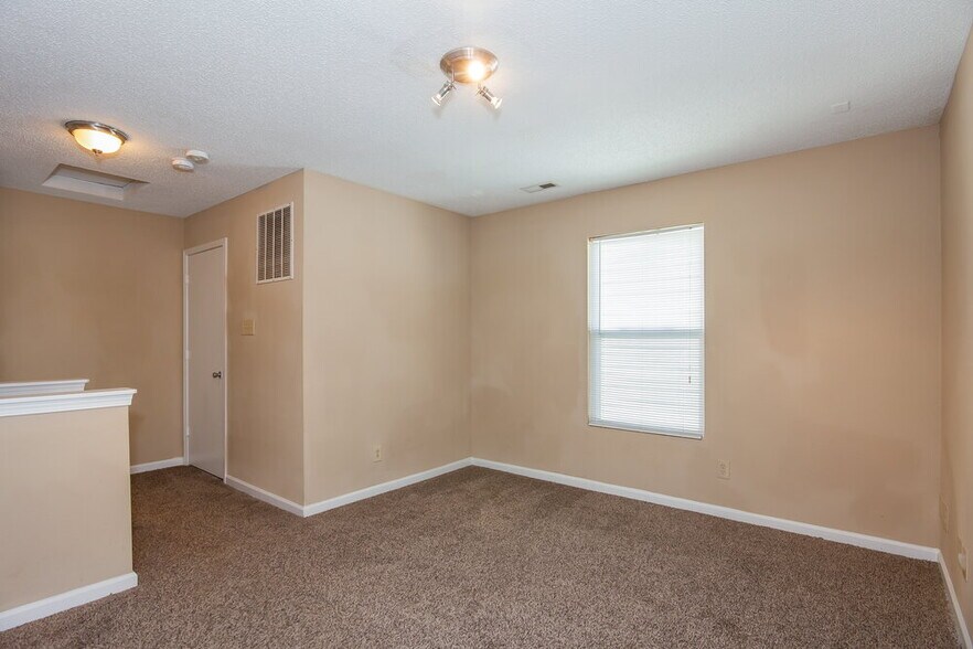 Building Photo - 834 Littleton Dr