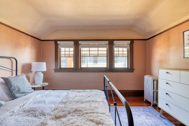 Building Photo - 2034 NE Flanders St