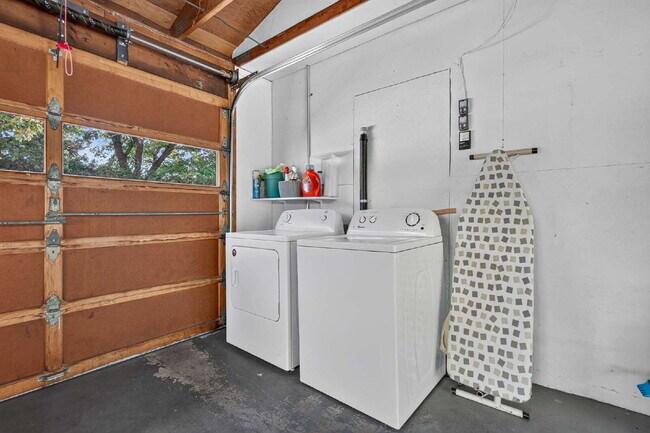 Building Photo - 1079 Bellview Ave