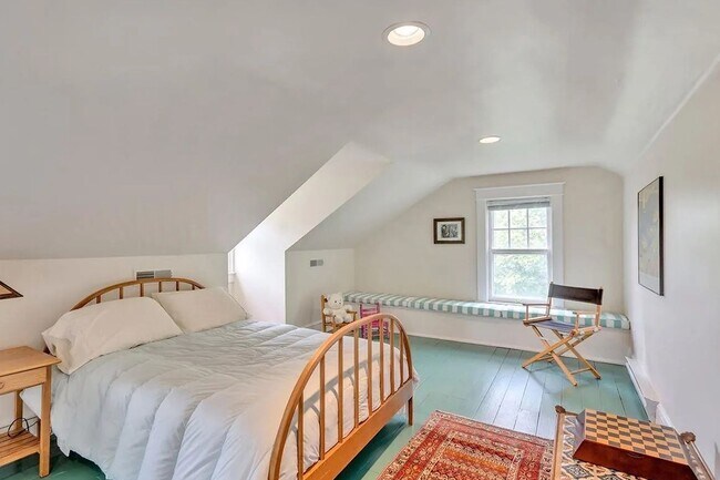 Building Photo - Charming & Pet-Friendly Downtown Gem