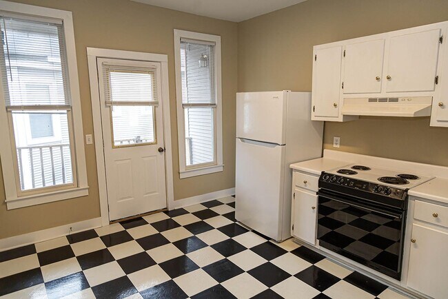 Building Photo - Spacious 2 Bedroom Walkable to Downtown