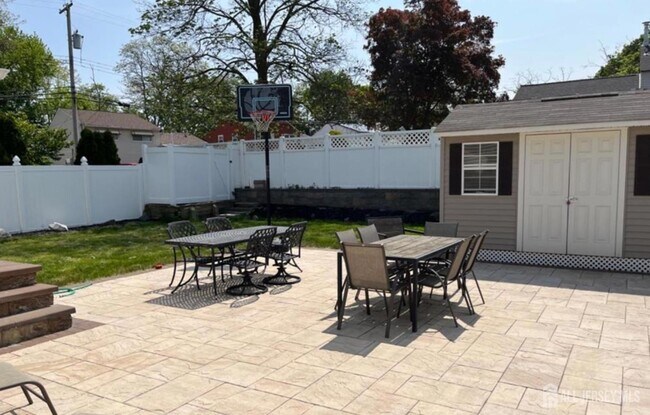 Building Photo - 42 Albert Dr