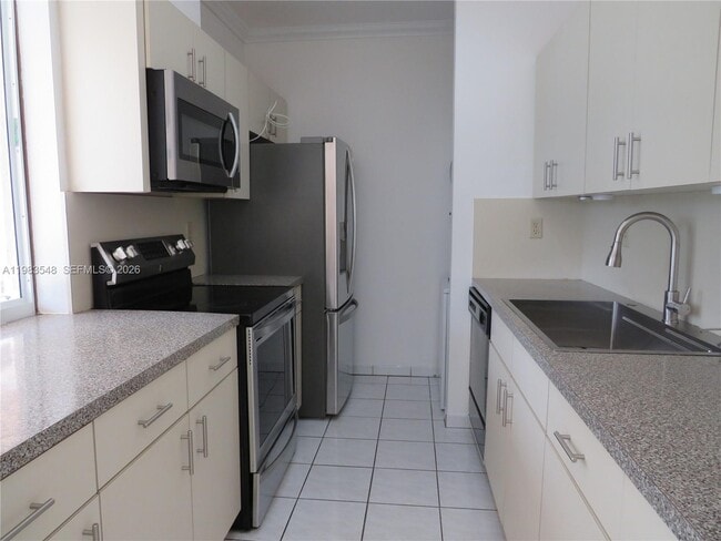 Building Photo - 9165 Fontainebleau Blvd