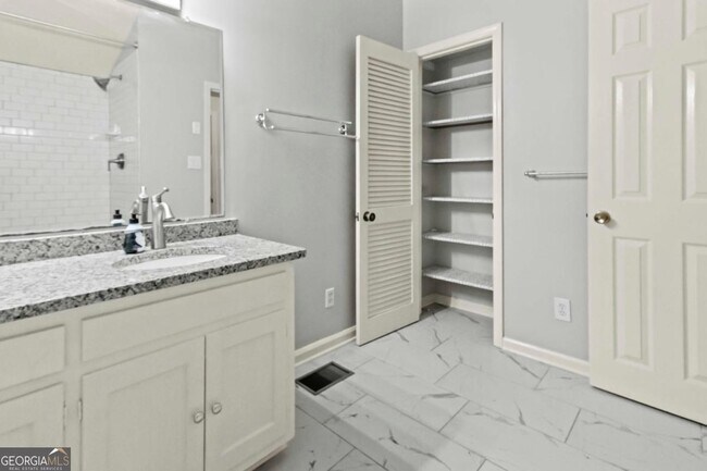 Building Photo - 2312 Wayside Dr