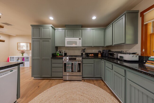 Building Photo - Private Creek Rd Paradise