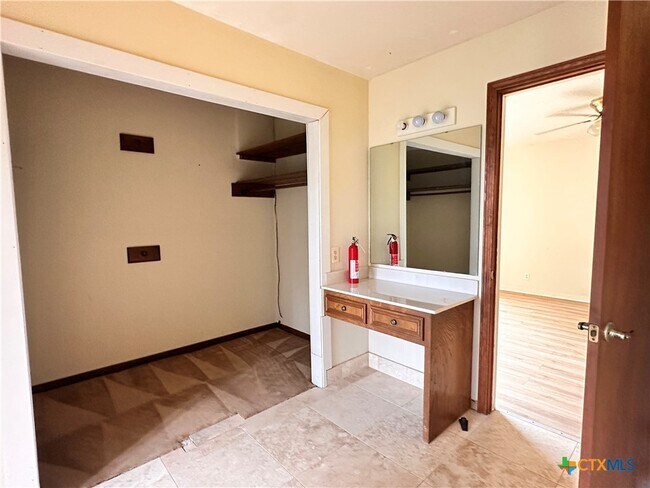 Building Photo - 202 Oak Ridge Dr