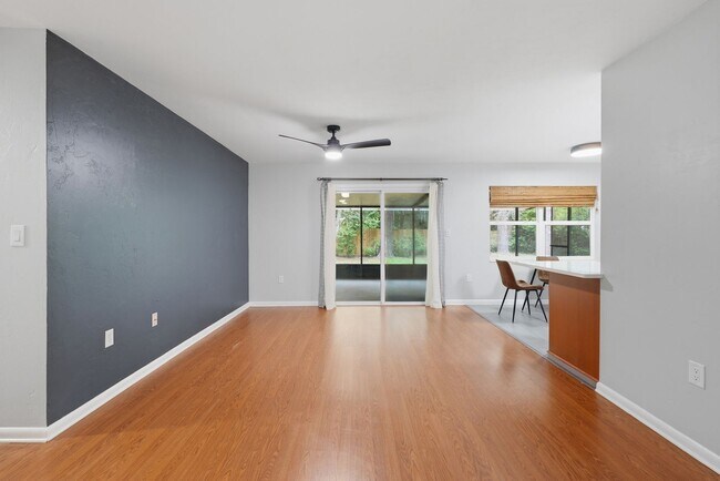 Building Photo - Roomy 3 bedroom 2 bath with great fenced yard