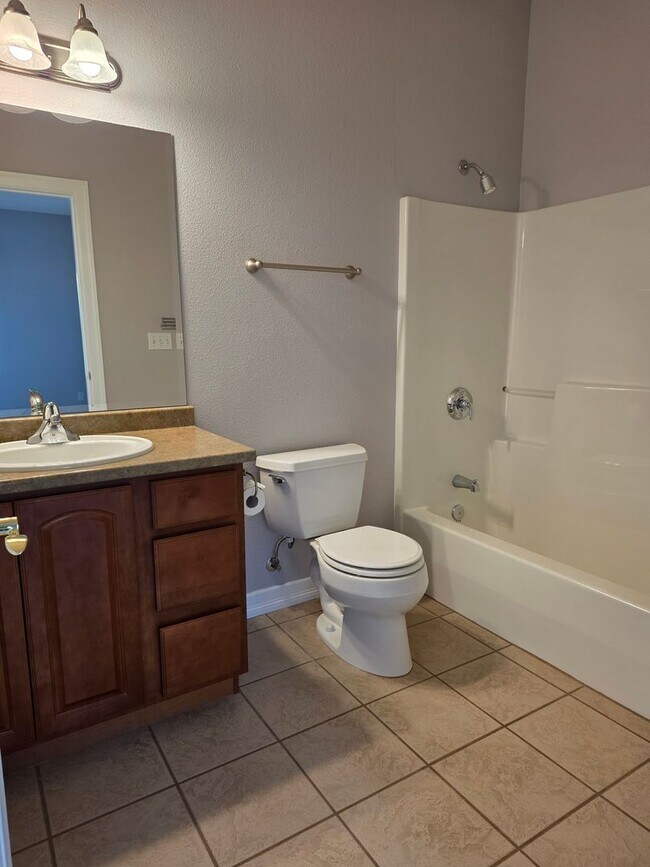 Building Photo - Amazing Bay View 3 bed/3 bath in Coos Bay