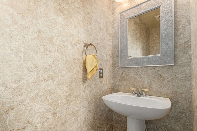 Building Photo - Ahwatukee Foothills Home in Prime Location!