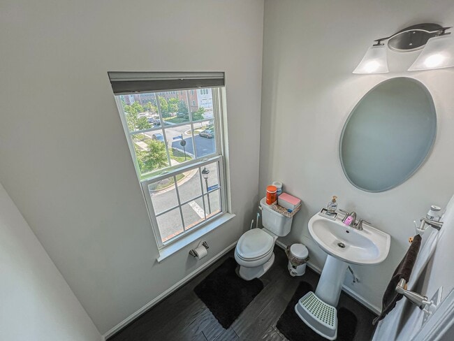 Building Photo - Stunning and Spacious 3 Bed, 2.5 Bath End-...