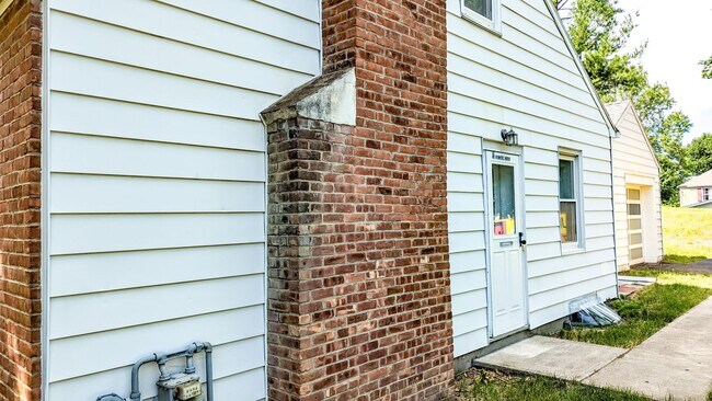 Building Photo - 3 BD  1.5 BA  Guilderland Schools