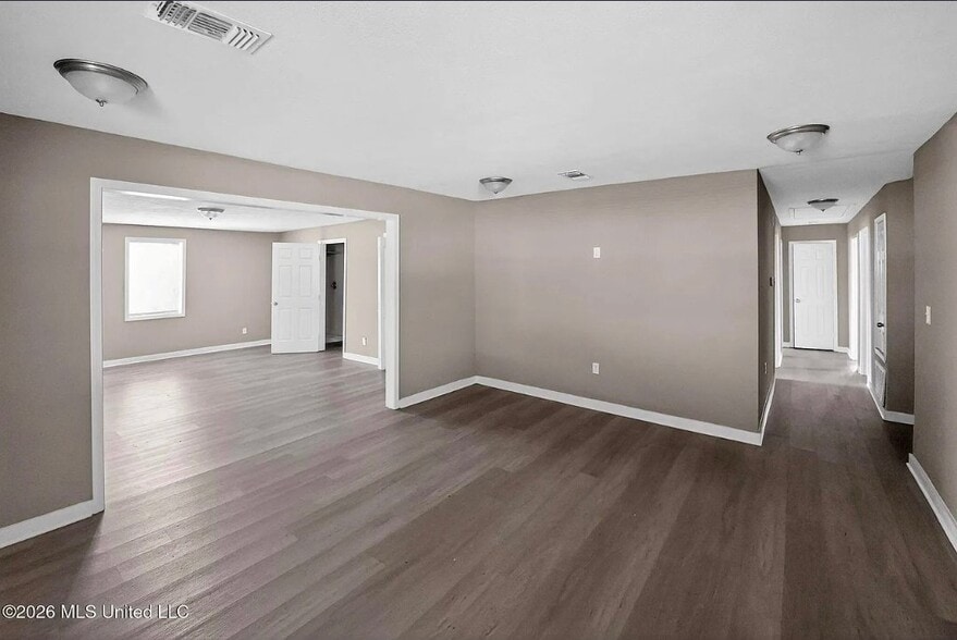 Building Photo - 2920 Lakewood Dr