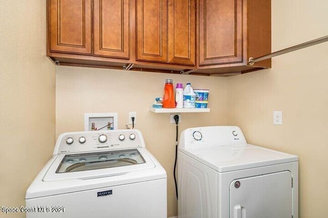 Building Photo - 2545 Revolution St