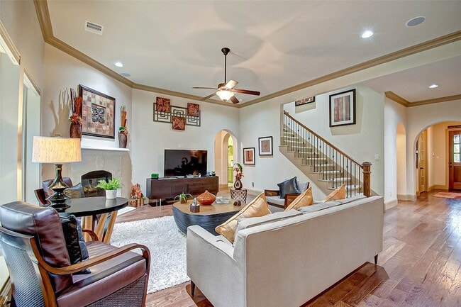 Building Photo - 7 Shearling Ct