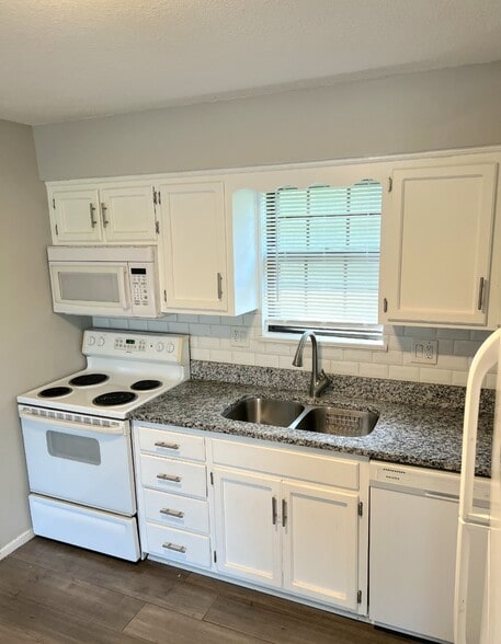 Building Photo - 800 NE Ball Dr