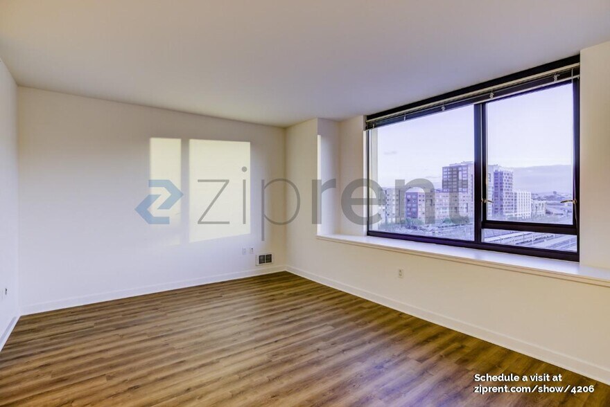 Building Photo - 260 King St