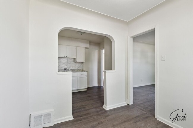 Building Photo - $1200 3 bedroom bungalow