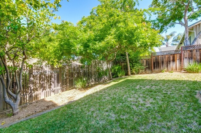 Building Photo - Large 3,767 sqft home on a 10,000 sqft lot- 2 bed located on 1st floor w/ separate entrance - Top...