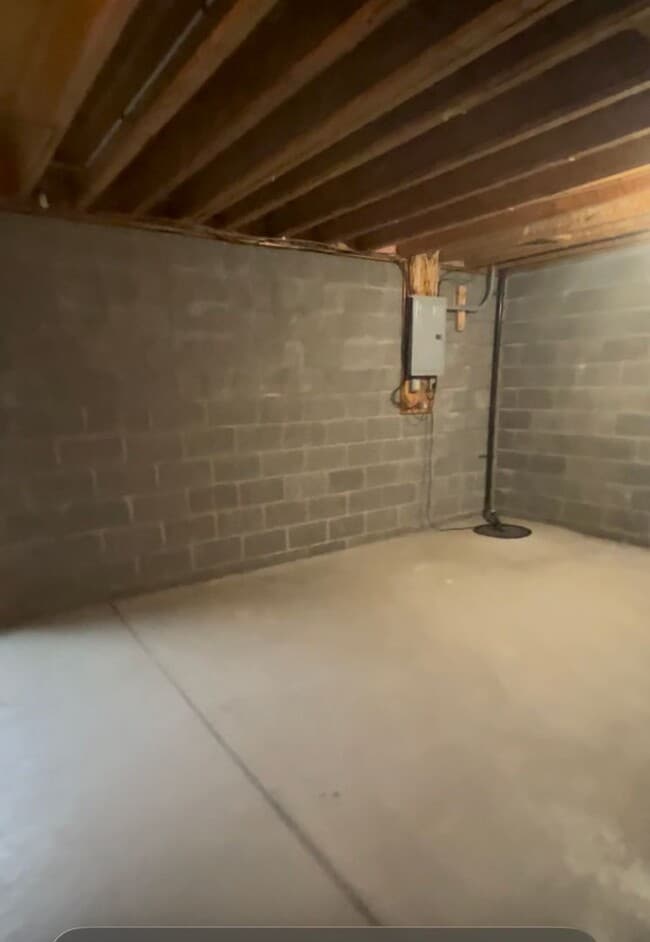 Building Photo - 487 Sparrow Way