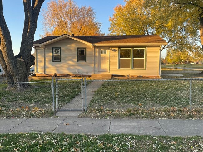 Building Photo - 4901 Schubert St