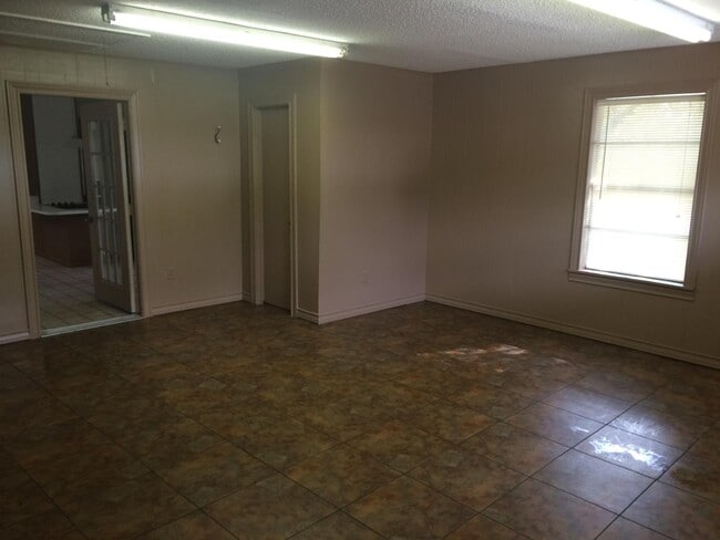Building Photo - 335 Access Rd