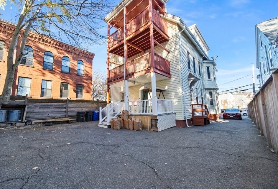 Building Photo - 17 Wyman St