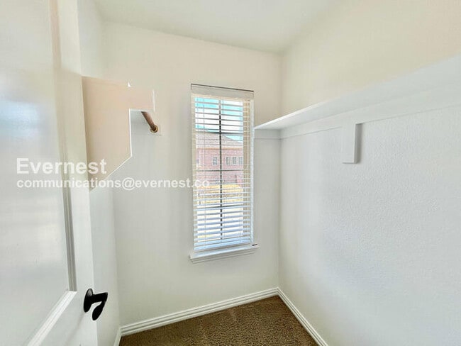 Building Photo - 3 Bed/2.5 Bath Townhome with Garage / Pet-Friendly / Vouchers Accepted / Available Now!