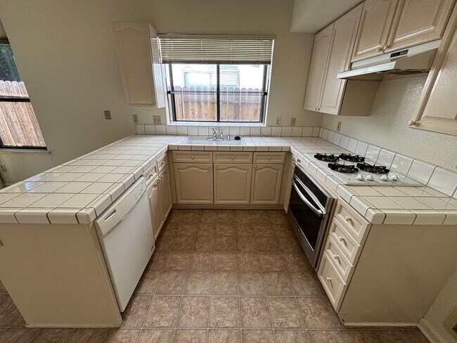 Building Photo - Sunny and Bright Kitchen
