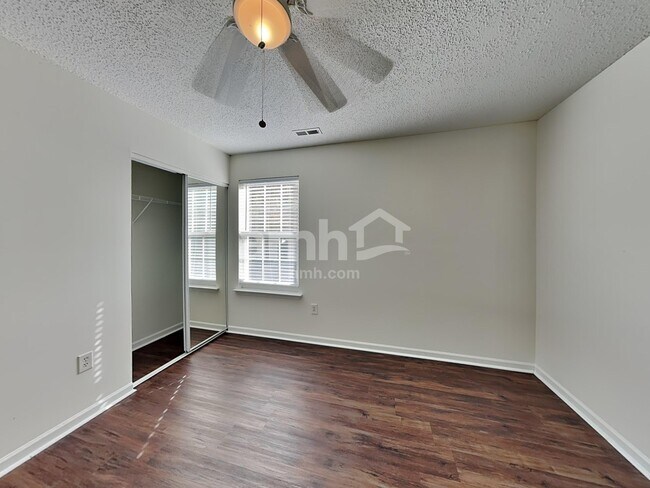 Building Photo - 1003 Glen Hollow Dr