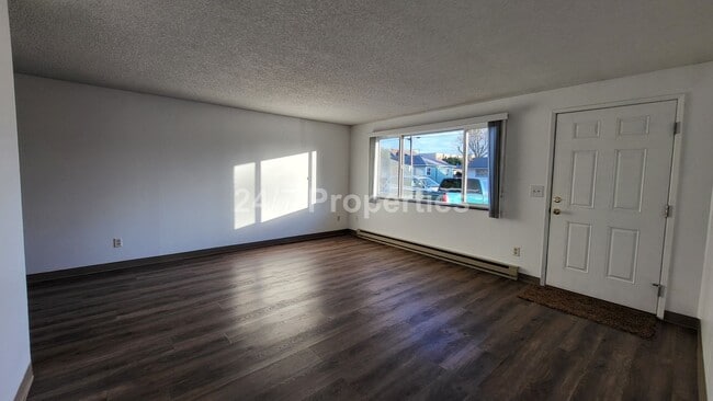 Building Photo - 2025-75MF