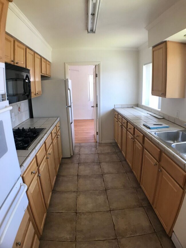 Building Photo - BEAUTIFUL WOOD FLOORS IN THIS- 5 BED 2 BATHROOM- Includes maid service