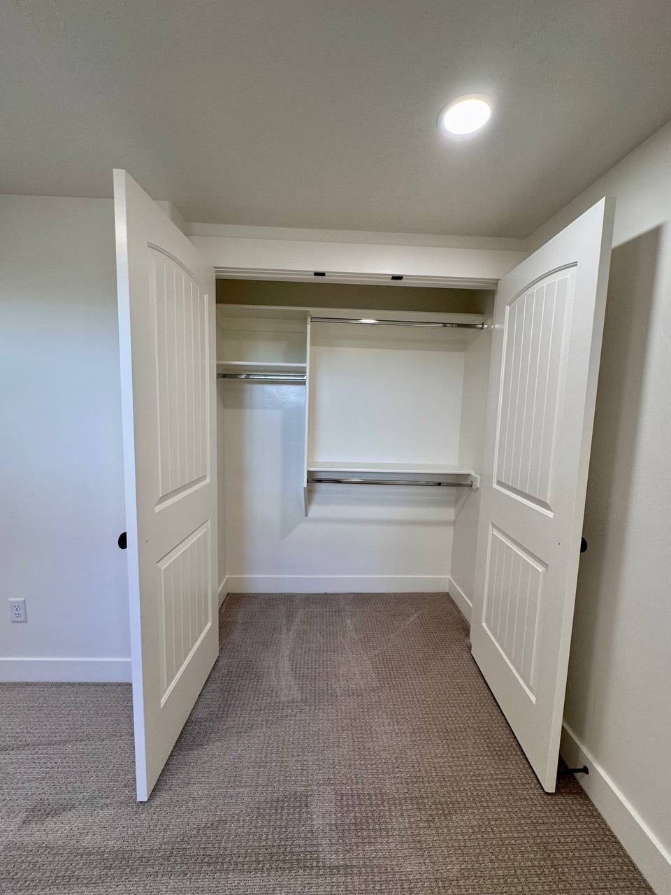 Building Photo - 698 S Lake View Dr