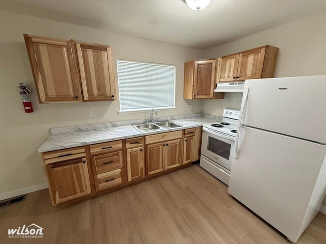 Building Photo - Updated 2 Bed /1 Bath Home with Spacious Yard!